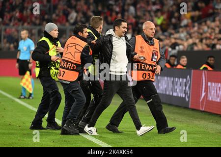 München, Deutschland. 04. Oktober 2022. Fußball: Champions League, Bayern München - Viktoria Pilsen, Gruppenphase, Gruppe C, Spieltag 3 in der Allianz Arena wird ein Streaker von Stewards zur Verfügung gestellt. Quelle: Sven Hoppe/dpa/Alamy Live News Stockfoto