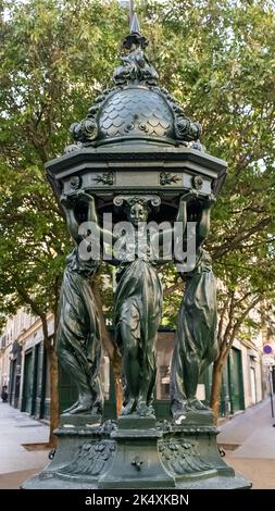 Paris, ein wunderschöner grüner Wallace-Brunnen im Zentrum Stockfoto