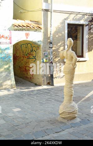 Statue an der Kreuzung von Strada Cerbului (Stag Street) und Strada Sforii (Seilstraße), der schmalsten Straße in der Stadt Brasov, Transsilvanien, Rumänien Stockfoto