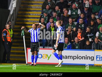 TOR 1-1 Sheffield Wednesday Verteidiger Liam Palmer (2) feiert ein Tor während des Sky Bet League 1-Spiels Plymouth Argyle gegen Sheffield Wednesday im Home Park, Plymouth, Großbritannien, 4.. Oktober 2022 (Foto von Stanley Kasala/Nachrichtenbilder) Stockfoto