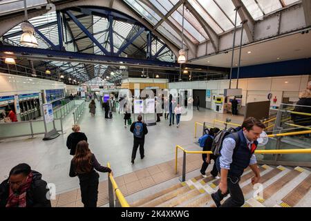 Hauptkonnatürlich der U-Bahn-Station Earls Court, District Line, Stockfoto