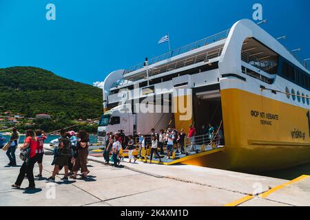 Poros, Insel Cefalonia, Griechenland - Juli 17 2019: Ausschiffung von Autos, Bussen und Passagieren von der Fähre der Levante Ferries Group, die im Hafen von Poros anlegt. Heller Sommertag, Reisekonzept. Stockfoto