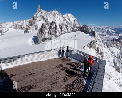 Blick von der Spitze des Skyway Monte Bianco, ein Seilbahnsystem in der Nähe des Courmayeur. Aosta-Tal, Italien Stockfoto