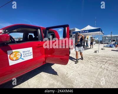 Fort Myers, FL, (Okt 3, 2022) - World Central Kitchen liefert nach dem HIan Vorräte. Stockfoto