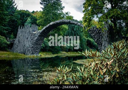 Rakotz-Brücke im Azaleen- und Rhododendronpark Kromlau am Rakotz-See Stockfoto