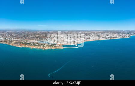 Panoramablick auf Albufeira. Perspektive von oben. Das Hotel liegt im Süden Portugals ist ein berühmtes Reiseziel. Wunderschöne portugiesische Landschaft Stockfoto