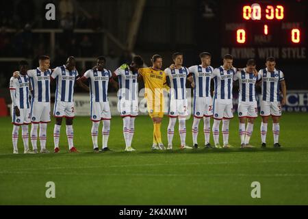 Hartlepool, Großbritannien. 4.. Oktober 2022Hartlepool die Spieler von United beobachten eine Schweigeminute in Erinnerung an die Fans, die bei der jüngsten Stadionkatastrophe in Indonesien während des Spiels der Sky Bet League 2 zwischen Hartlepool United und Doncaster Rovers am Dienstag, dem 4.. Oktober 2022, im Victoria Park, Hartlepool, ums Leben kamen. (Kredit: Mark Fletcher | MI News) Kredit: MI Nachrichten & Sport /Alamy Live News Stockfoto