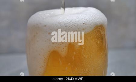 Makroaufnahme Des Biergießens In Glas Stockfoto