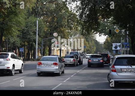 Bischkek, Kirgisistan - 21. September 2022: Verkehr in der Hauptstadt Kirgisistans. Bischkek, ehemals Frunze, ist die Hauptstadt und größte Stadt der K Stockfoto