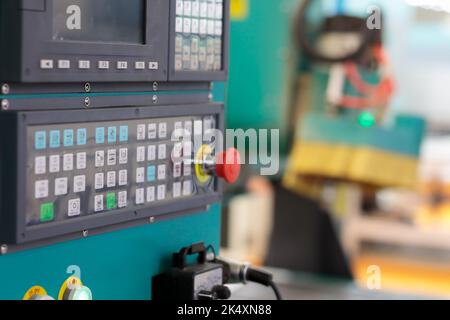 CNC-Bedienfeld der modernen Holzbearbeitungsmaschine. Selektiver Fokus. Stockfoto