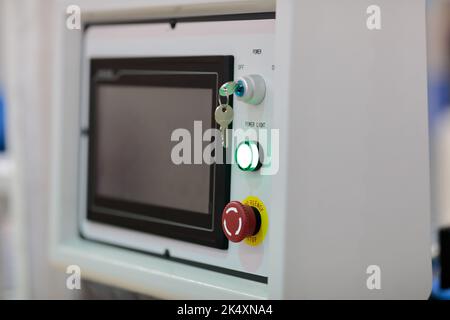 Industrielle Fernbedienungskonsole mit Touchscreen. Selektiver Fokus. Stockfoto