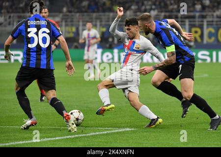 Mailand, Italien. 04. Oktober 2022. Pedro Gonzalez Lopez alias Pedri aus Barcelona und Milan Skriniar aus dem FC Internazionale während des Champions League-Fußballspiels der Gruppe C zwischen dem FC Internazionale und dem FCB Barcelona im San Siro-Stadion in Mailand (Italien), 4.. Oktober 2022. Foto Andrea Staccioli/Insidefoto Kredit: Insidefoto di andrea staccioli/Alamy Live News Stockfoto