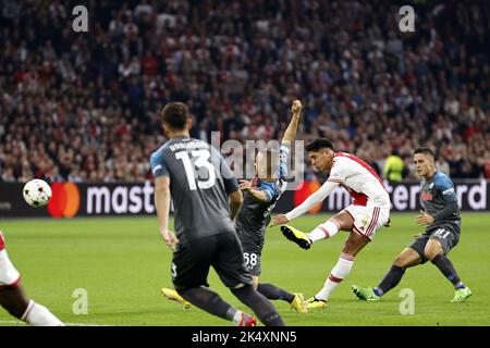 Amsterdam, Niederlande. 04. Oktober 2022. AMSTERDAM - (lr) Stanislav Lobotka vom SSC Napoli, Edson Alvarez von Ajax, Giacomo Raspadori vom SSC Napoli während der UEFA Champions League Group Ein Spiel zwischen Ajax Amsterdam und SSC Napoli in der Johan Cruijff Arena am 4. Oktober 2022 in Amsterdam, Niederlande. ANP MAURICE VAN STEEN Kredit: ANP/Alamy Live Nachrichten Stockfoto