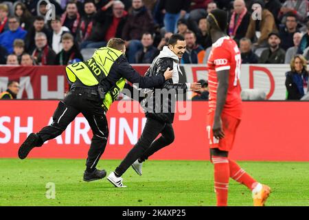 München, Deutschland. 04. Oktober 2022. Fan während der Champions League, 3. Runden, Gruppe C Spiel Bayern München gegen Viktoria Pilsen in München, Deutschland, 4. Oktober 2022. Kredit: Miroslav Chaloupka/CTK Foto/Alamy Live Nachrichten Stockfoto