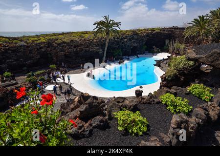 Touristen besuchen 'Jameos del Agua', einen schönen Garten, der vom Architekten César Manrique in natürlichen vulkanischen Lavahöhlen angelegt wurde. Stockfoto