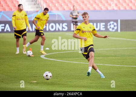 Sevilla, Spanien. 04. Oktober 2022. Tom Rothe aus Dortmund hat bei einem letzten Training vor dem UEFA Champions League-Spiel zwischen dem FC Sevilla und Dortmund im Estadio Ramon Sanchez Pizjuan in Sevilla gesehen. (Foto: Gonzales Photo/Alamy Live News Stockfoto