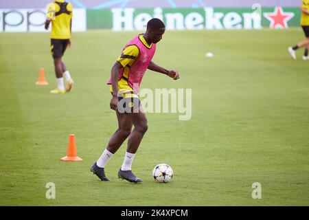 Sevilla, Spanien. 04. Oktober 2022. Soumaila Coulibaly aus Dortmund bei einem letzten Training vor dem UEFA Champions League-Spiel zwischen dem FC Sevilla und Dortmund im Estadio Ramon Sanchez Pizjuan in Sevilla. (Foto: Gonzales Photo/Alamy Live News Stockfoto