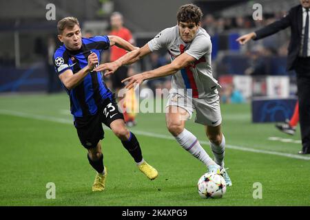 Mailand, Italien. 04. Oktober 2022. Nicolo Barella vom FC Internazionale und Marcos Alonso aus Barcelona während des Champions League-Fußballspiels der Gruppe C zwischen dem FC Internazionale und dem FCB Barcelona im San Siro-Stadion in Mailand (Italien), 4.. Oktober 2022. Foto Andrea Staccioli/Insidefoto Kredit: Insidefoto di andrea staccioli/Alamy Live News Stockfoto