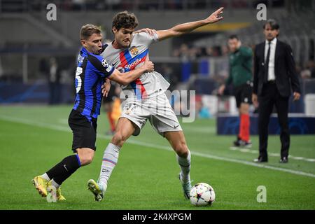 Mailand, Italien. 04. Oktober 2022. Nicolo Barella vom FC Internazionale und Marcos Alonso aus Barcelona während des Champions League-Fußballspiels der Gruppe C zwischen dem FC Internazionale und dem FCB Barcelona im San Siro-Stadion in Mailand (Italien), 4.. Oktober 2022. Foto Andrea Staccioli/Insidefoto Kredit: Insidefoto di andrea staccioli/Alamy Live News Stockfoto