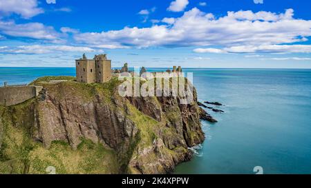 Dunnottar Castle Stonehaven wurde an sonnigen Tagen mit blauem Himmel und Meer von der Drohne aufgenommen Stockfoto