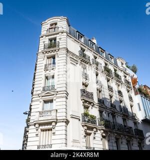 Paris, typische Fassaden, alte Gebäude in Montmartre Stockfoto