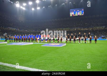 Mailand, Italien. 04. Oktober 2022. Die Spieler der beiden Teams stehen beim UEFA Champions League-Spiel zwischen Inter und Barcelona bei Giuseppe Meazza in Mailand an. (Foto: Gonzales Photo/Alamy Live News Stockfoto