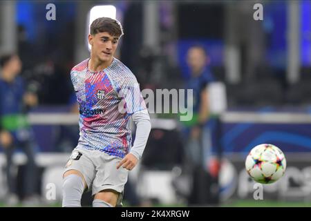 Mailand, Italien. 04. Oktober 2022. Gavi (30) aus Barcelona beim Aufwärmen vor dem UEFA Champions League-Spiel zwischen Inter und Barcelona bei Giuseppe Meazza in Mailand. (Foto: Gonzales Photo/Alamy Live News Stockfoto