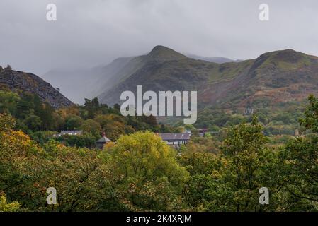 National Welsh Slate Mine im Padarn Country Park im Wald mit sichtbaren Dächern Stockfoto