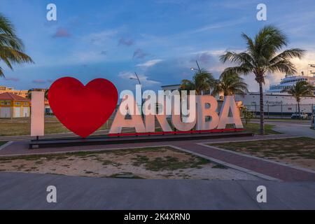 Wunderschöne Aussicht auf große weiße Buchstaben Ich liebe Aruba im Zentrum von Oranjestad, der Hauptstadt von Aruba. Großes rotes Herz ersetzt Wort Liebe. Stockfoto
