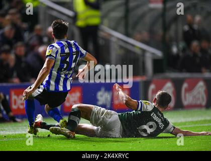 Plymouth Argyle Mittelfeldspieler Joe Edwards (8) Schiebetackling auf Sheffield Mittwoch Verteidiger Reece James (33) während des Sky Bet League 1 Spiel Plymouth Argyle gegen Sheffield Mittwoch im Home Park, Plymouth, Großbritannien, 4.. Oktober 2022 (Foto von Stanley Kasala/News Images) Stockfoto