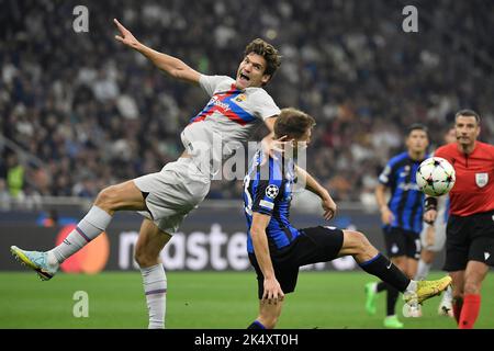 Mailand, Italien. 04. Oktober 2022. Marcos Alonso aus Barcelona und Nicolo Barella aus dem FC Internazionale während des Champions League-Fußballspiels der Gruppe C zwischen dem FC Internazionale und dem FCB Barcelona im San Siro-Stadion in Mailand (Italien), 4.. Oktober 2022. Foto Andrea Staccioli/Insidefoto Kredit: Insidefoto di andrea staccioli/Alamy Live News Stockfoto