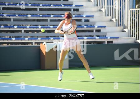 Monastir, Tunesien. 4. Oktober 2022. LINDA FRUHVIRTOVA kehrt während des Jasmin Open Tunisia Tennisturniers WTA 250 in Monastir gegen P. Martic (CRO) zurück. (Bild: © Chokri Mahjoub/ZUMA Press Wire) Stockfoto