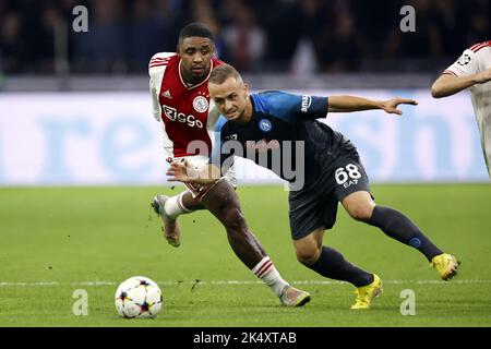 Amsterdam, Niederlande. 04. Oktober 2022. AMSTERDAM - (lr) Steven Bergwijn von Ajax, Stanislav Lobotka von SSC Napoli während der UEFA Champions League Group Ein Spiel zwischen Ajax Amsterdam und SSC Napoli in der Johan Cruijff Arena am 4. Oktober 2022 in Amsterdam, Niederlande. ANP MAURICE VAN STEEN Kredit: ANP/Alamy Live Nachrichten Stockfoto