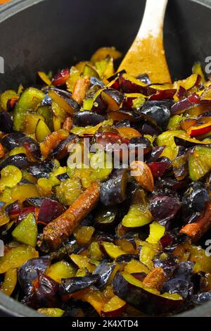 In Scheiben geschnittenes pums in einem Topf, fertig zum Kochen zu hausgemachter Pflaumenmarmelade Stockfoto