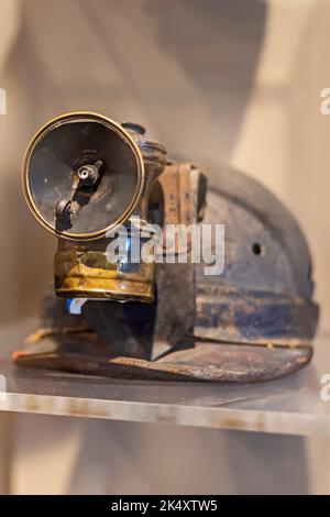 Beckley, West Virginia - Eine an seinem Helm befestigte Karbidlampe eines Bergarbeiters, die im Minenmuseum in der Beckley Exhibition Coal Mine ausgestellt ist. In der Lampe Stockfoto