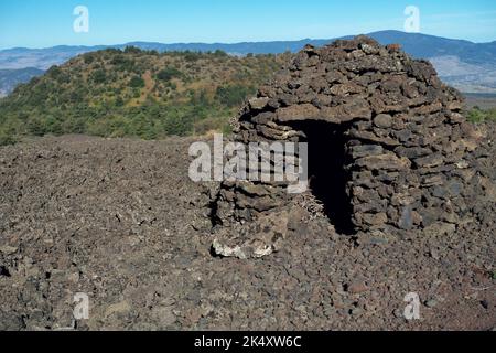 Traditionelles Shelter Shepherd's und Lavafeld im Ätna Nationalpark von Sizilien, Italien Stockfoto