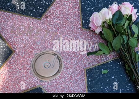 4. Oktober 2022, Los Angeles, Kalifornien, USA: Blumen werden am Star der Country-Musiklegende Loretta Lynn auf dem Hollywood Walk of Fame Dienstag platziert. Loretta Lynn starb heute im Alter von 90 Jahren in Tennessee. (Bild: © Ringo Chiu/ZUMA Press Wire) Stockfoto