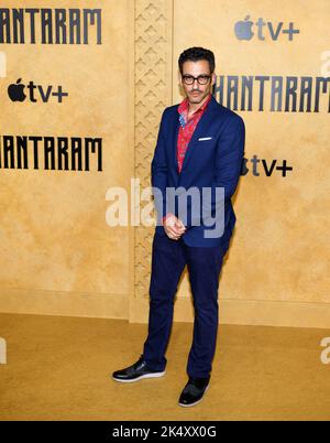 Los Angeles, CA, 3. Oktober, Adam Tsekhman nimmt an der Premiere von Apple Shantaram im Regency Bruin Theater Teil Stockfoto