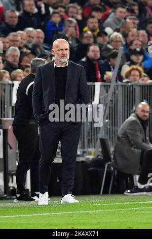 München, Deutschland. 04. Oktober 2022. Trainer von Pilsen Michal Bilek während der Champions League, 3. Runden, Gruppe C Spiel Bayern München gegen Viktoria Pilsen in München, 4. Oktober 2022. Kredit: Miroslav Chaloupka/CTK Foto/Alamy Live Nachrichten Stockfoto