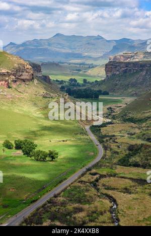Ein Blick auf den Golden Gate Highlands National Park von der Spitze des Brandwag Buttress (Sentinel) Felsens. In der Nähe von Clarens, Südafrika Stockfoto
