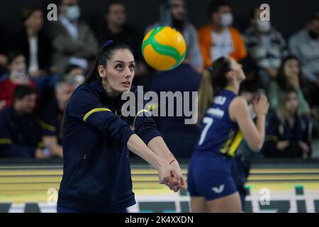 ISTANBUL, TÜRKEI - 31. MÄRZ 2022: Beliz Baskir in Vakifbank gegen Fenerbahce Opet CEV Champions League Volley Halbfinalspiel in der Vakifbank Sport Hall Stockfoto