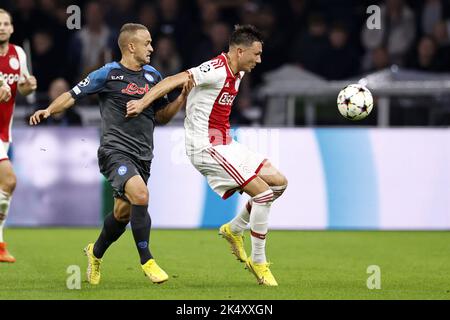 Amsterdam, Niederlande. 04. Oktober 2022. AMSTERDAM - (lr) Stanislav Lobotka vom SSC Napoli, Steven Berghuis von Ajax während der UEFA Champions League Group Ein Spiel zwischen Ajax Amsterdam und SSC Napoli in der Johan Cruijff Arena am 4. Oktober 2022 in Amsterdam, Niederlande. ANP MAURICE VAN STEEN Kredit: ANP/Alamy Live Nachrichten Stockfoto