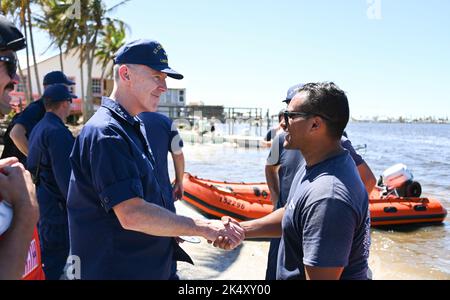 Vice Adm. Kevin E. Lunday, Kommandant im Atlantischen Raum, spricht mit Küstenwache-Mitarbeitern, die den Golf-, Atlantik- und Pazifik-Streikteams in Matlacha Isles, Florida, zugewiesen sind, 2. Oktober 2022. Lunday besuchte Mitglieder, die im Gefolge des Vorwundvorfalles Ian reagierten. Foto der US-Küstenwache von Petty Officer 3. Klasse Ian Gray. Stockfoto