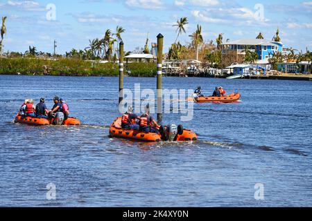 Mitarbeiter der Küstenwache aus den Teams Golf, Atlantik und Pazifik unterstützen den Wohnsitz von Pine Island, Florida, 2. Oktober 2022. Die Streikkräfte brachten Menschen in Not auf das Festland Floridas, um Schutz und Ressourcen zu suchen. Foto der US-Küstenwache von Petty Officer 3. Klasse Ian Gray. Stockfoto