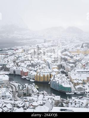 Winteransicht der Stadt Alesund vom Berg Aksla in Norwegen Stockfoto