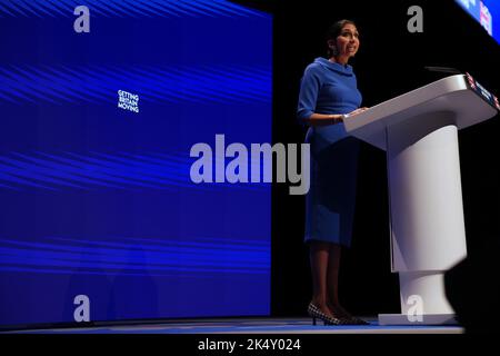 Birmingham, Großbritannien. 4. Oktober 2022. Innenministerin Suella Braverman hält ihre Rede während der jährlichen Konferenz der Konservativen Partei im International Convention Centre in Birmingham. Bilddatum: Montag, 4. Oktober 2022. Quelle: Isabel Infantes/Empics/Alamy Live News Stockfoto