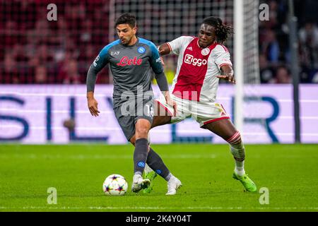 AMSTERDAM, NIEDERLANDE - 4. OKTOBER: Giovanni Simeone von Neapel, Calvin Bassey von Ajax während des UEFA Champions League-Spiels zwischen Ajax und Napoli in der Johan Cruijff Arena am 4. Oktober 2022 in Amsterdam, Niederlande (Foto von Patrick Goosen/Orange Picics) Credit: Orange Pics BV/Alamy Live News Stockfoto