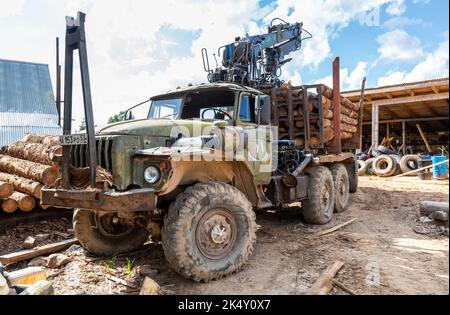 Nowgorod, Russland - 26. Juli 2022: Alte Holzfäller beladen mit Schnittholz Stockfoto