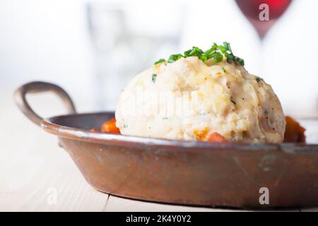 Ungarisches Gulasch in einem Topf Stockfoto