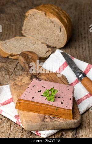Hausgemachte Terrine auf Holz Stockfoto